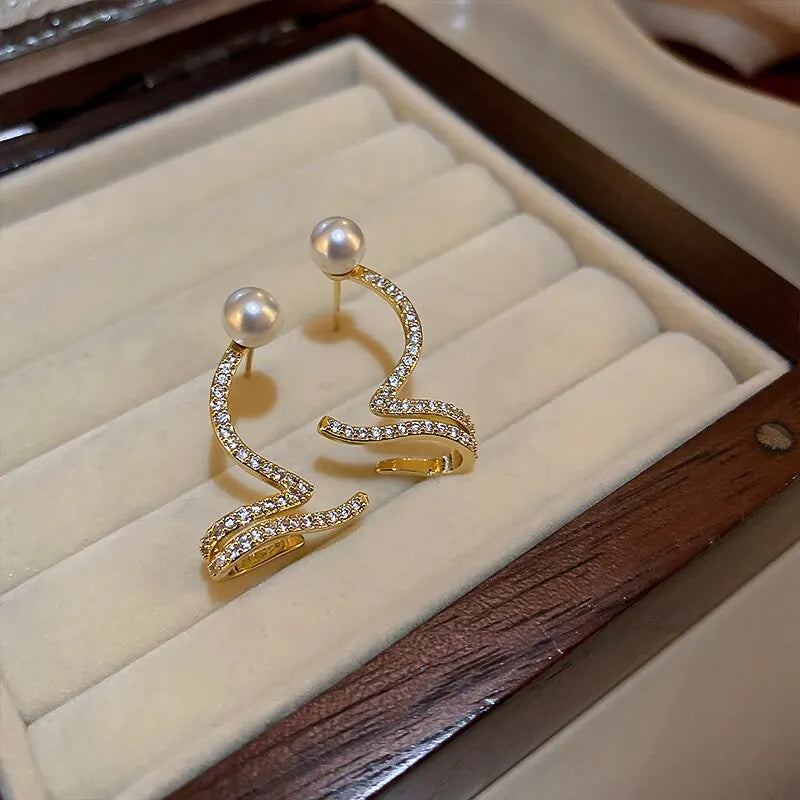 Curly Pearl Earrings - ÉclatMystique