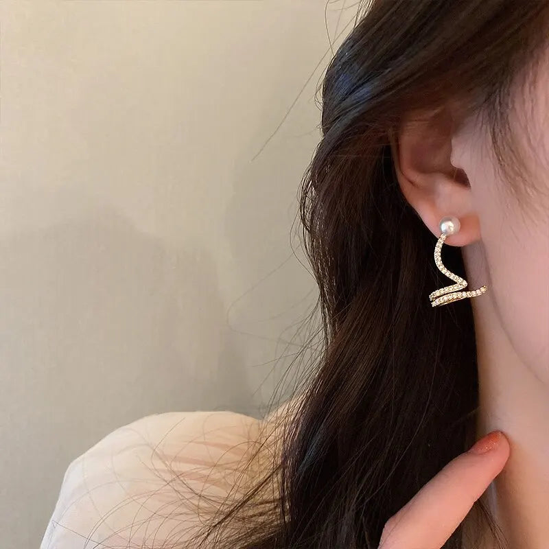 Curly Pearl Earrings - ÉclatMystique