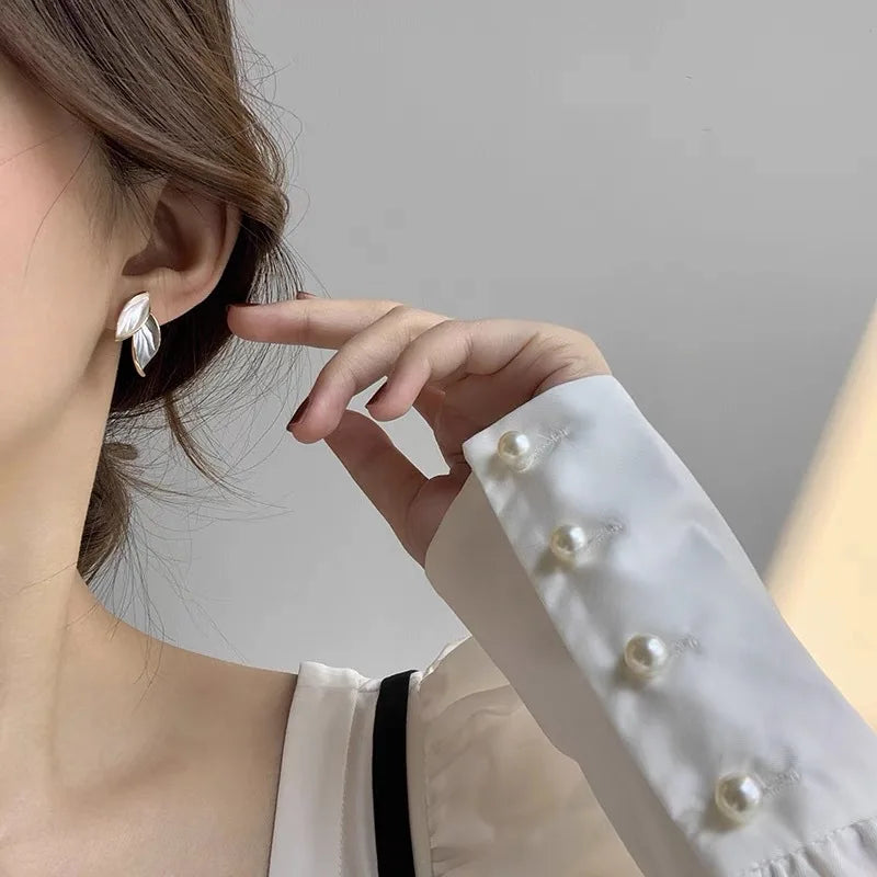 Grey Leaf Earrings - ÉclatMystique